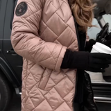 Selina - Elegante gesteppte Daunenjacke mit Kapuze