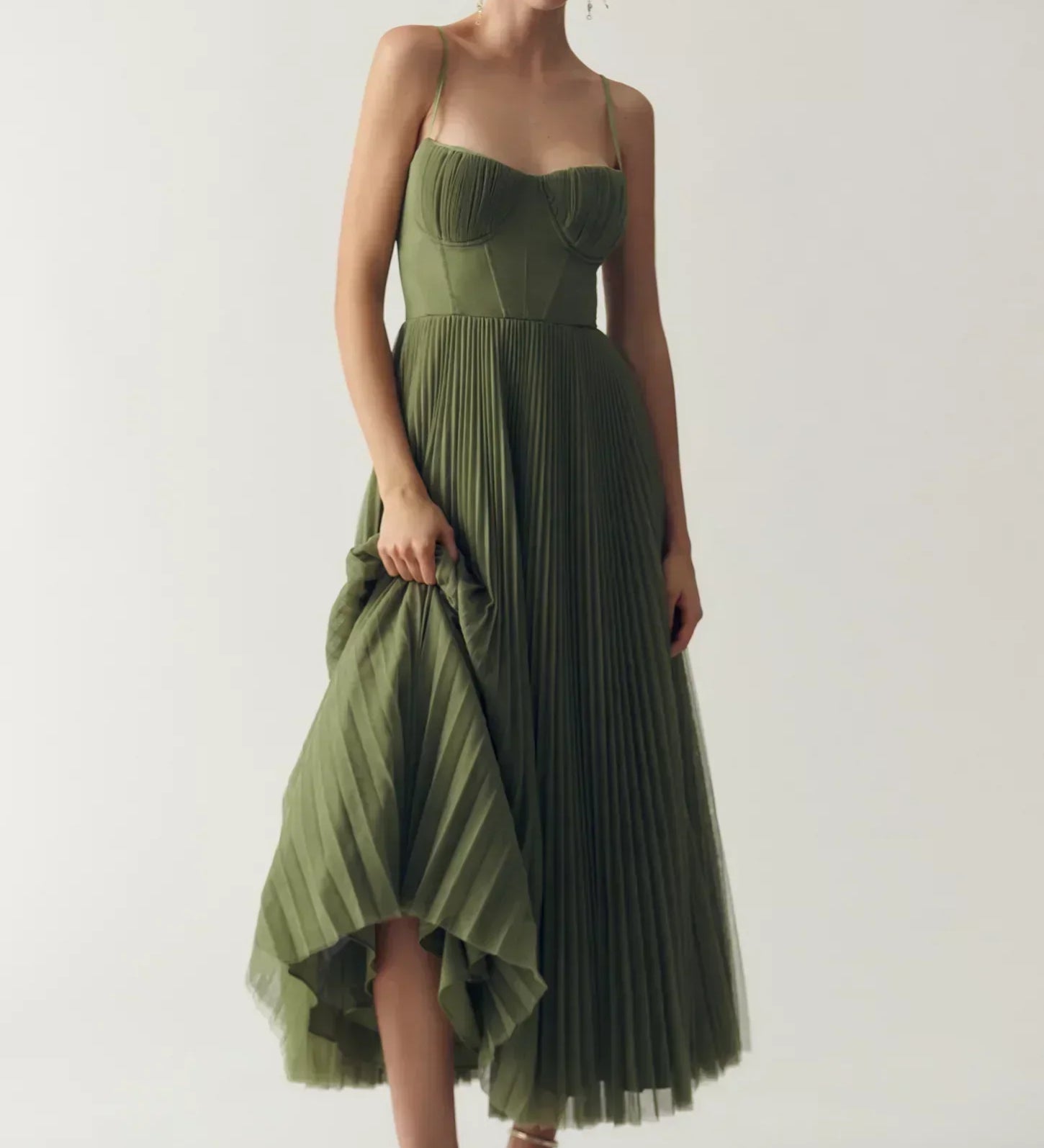 Olivia - Moderne Eleganz mit freiem Rücken