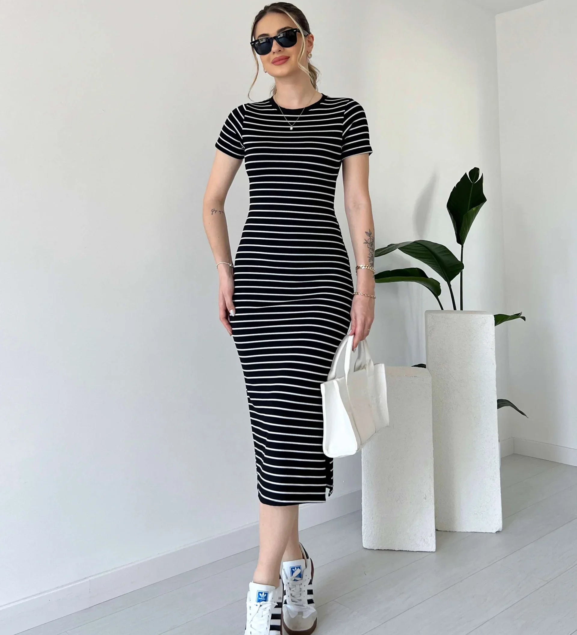 SABINA - Gestreiftes gekämmtes Kleid mit kurzen Ärmeln