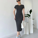 SABINA - Gestreiftes gekämmtes Kleid mit kurzen Ärmeln