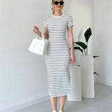 SABINA - Gestreiftes gekämmtes Kleid mit kurzen Ärmeln