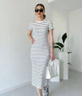 SABINA - Gestreiftes gekämmtes Kleid mit kurzen Ärmeln