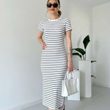 SABINA - Gestreiftes gekämmtes Kleid mit kurzen Ärmeln