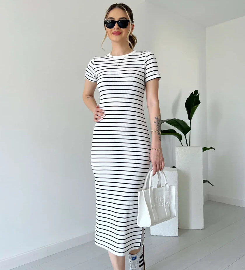 SABINA - Gestreiftes gekämmtes Kleid mit kurzen Ärmeln