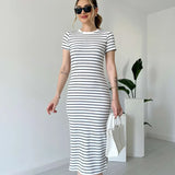 SABINA - Gestreiftes gekämmtes Kleid mit kurzen Ärmeln