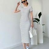 SABINA - Gestreiftes gekämmtes Kleid mit kurzen Ärmeln